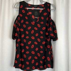 Torrid Cold Shoulder Red Lips Blouse Size 1X 14-16